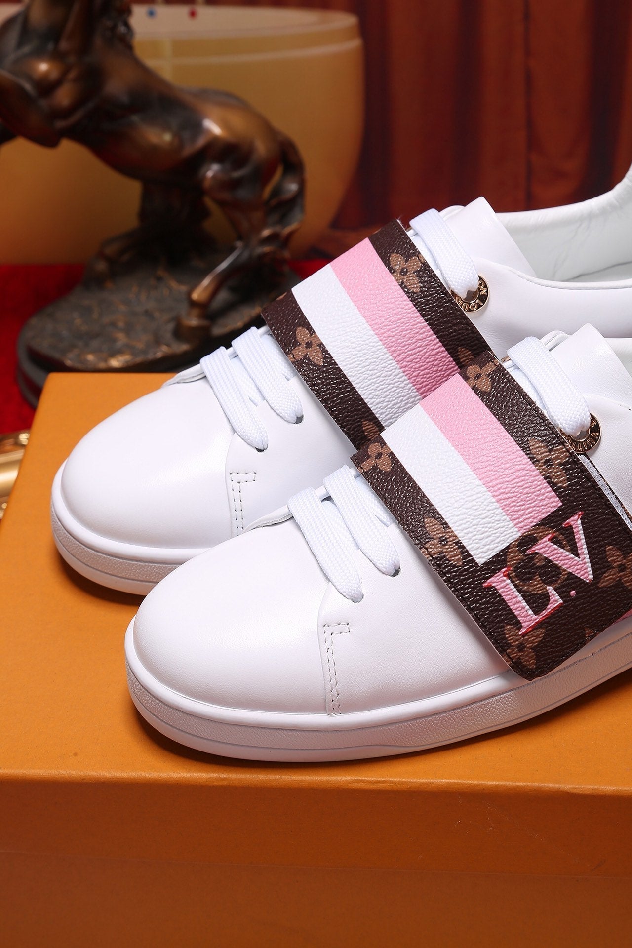Anum Bags LUV Font Row Pink Sneaker