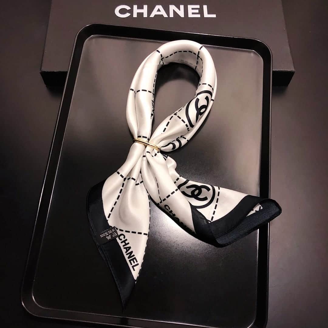 Anum Bags CHL CC LOGO SILK TWILL SQUARE SCARF BLACK WHITE
