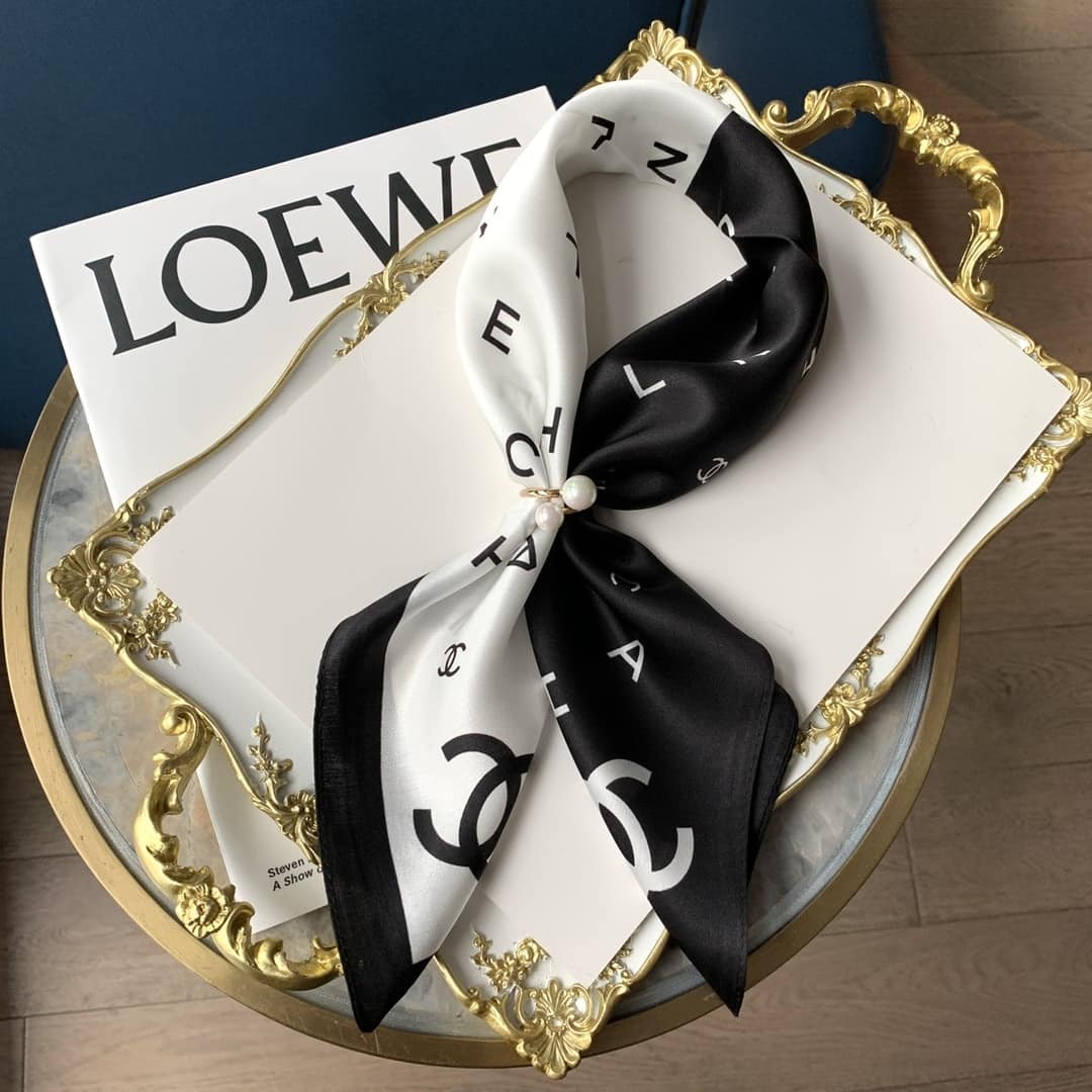 Anum Bags CHL MULTI LETTERS SQUARE SILK SCARF BLACK WHITE