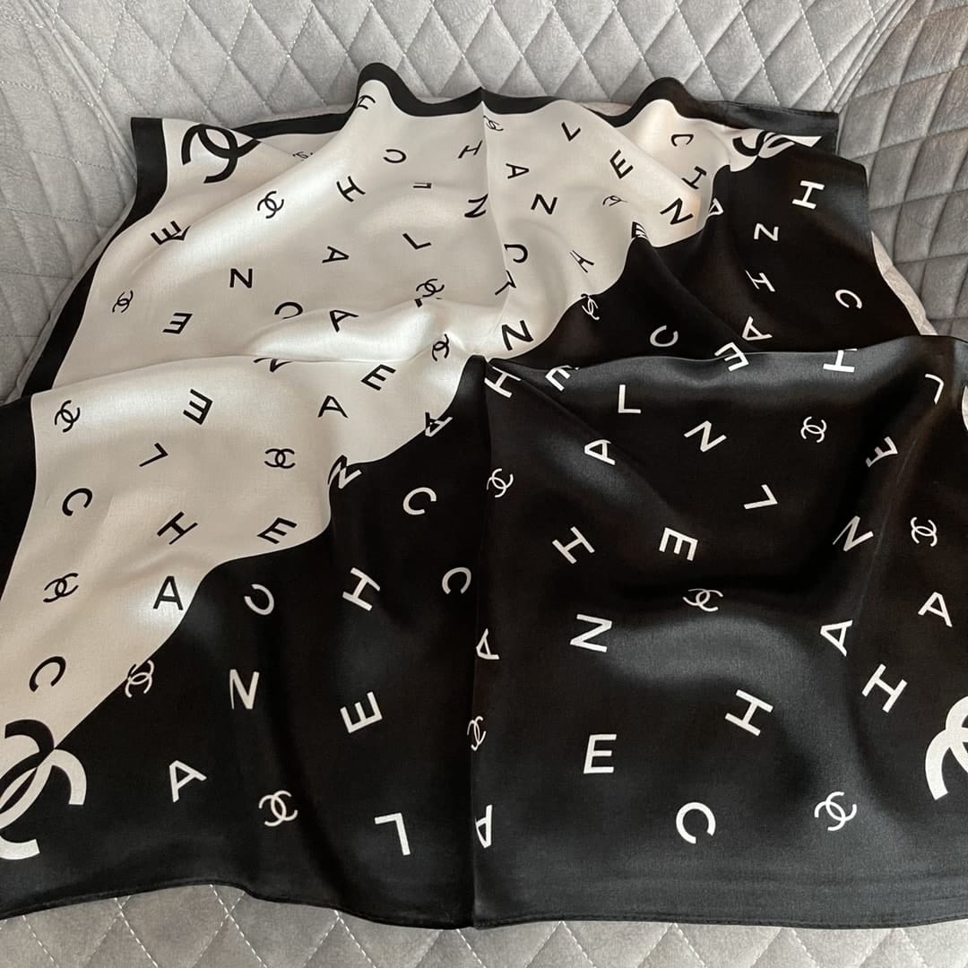 Anum Bags CHL MULTI LETTERS SQUARE SILK SCARF BLACK WHITE
