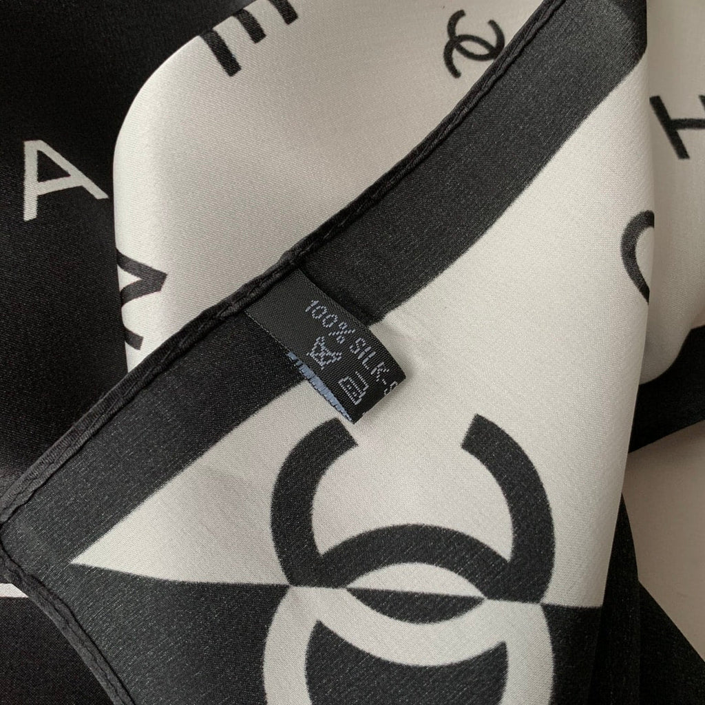 Anum Bags CHL MULTI LETTERS SQUARE SILK SCARF BLACK WHITE