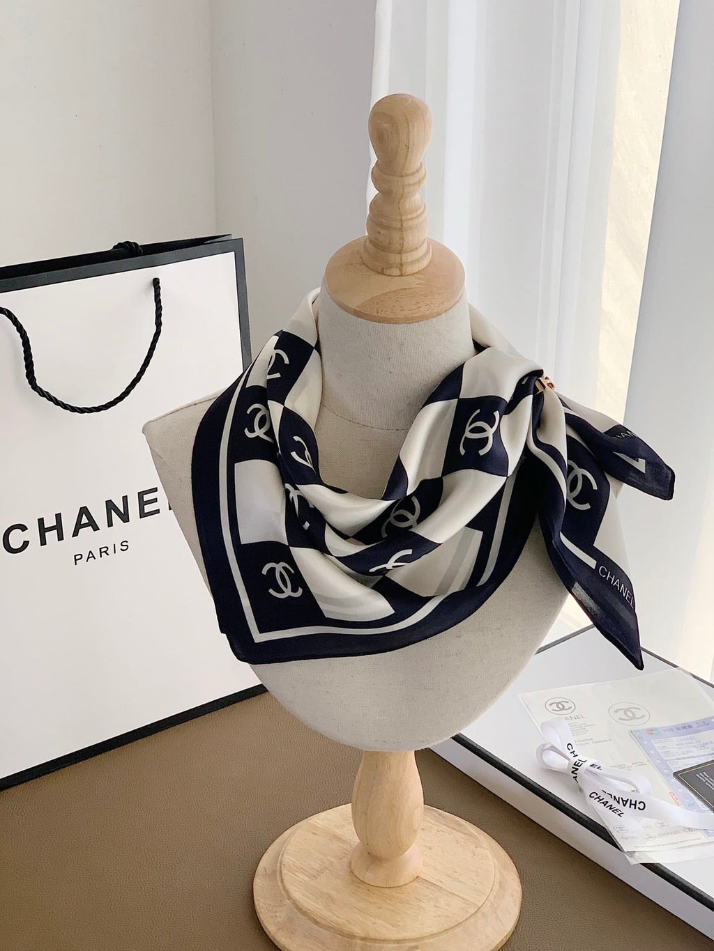 Anum Bags CHL SQUARE MOTIF CC LOGO SILK SCARF BLACK AND WHITE 70CM