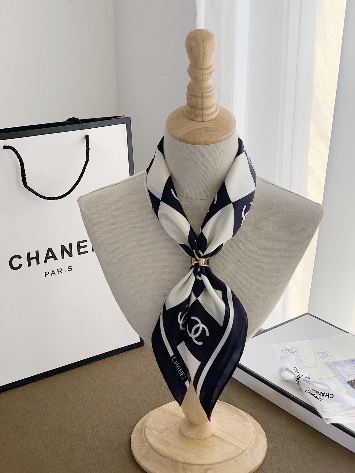 Anum Bags CHL SQUARE MOTIF CC LOGO SILK SCARF BLACK AND WHITE 70CM