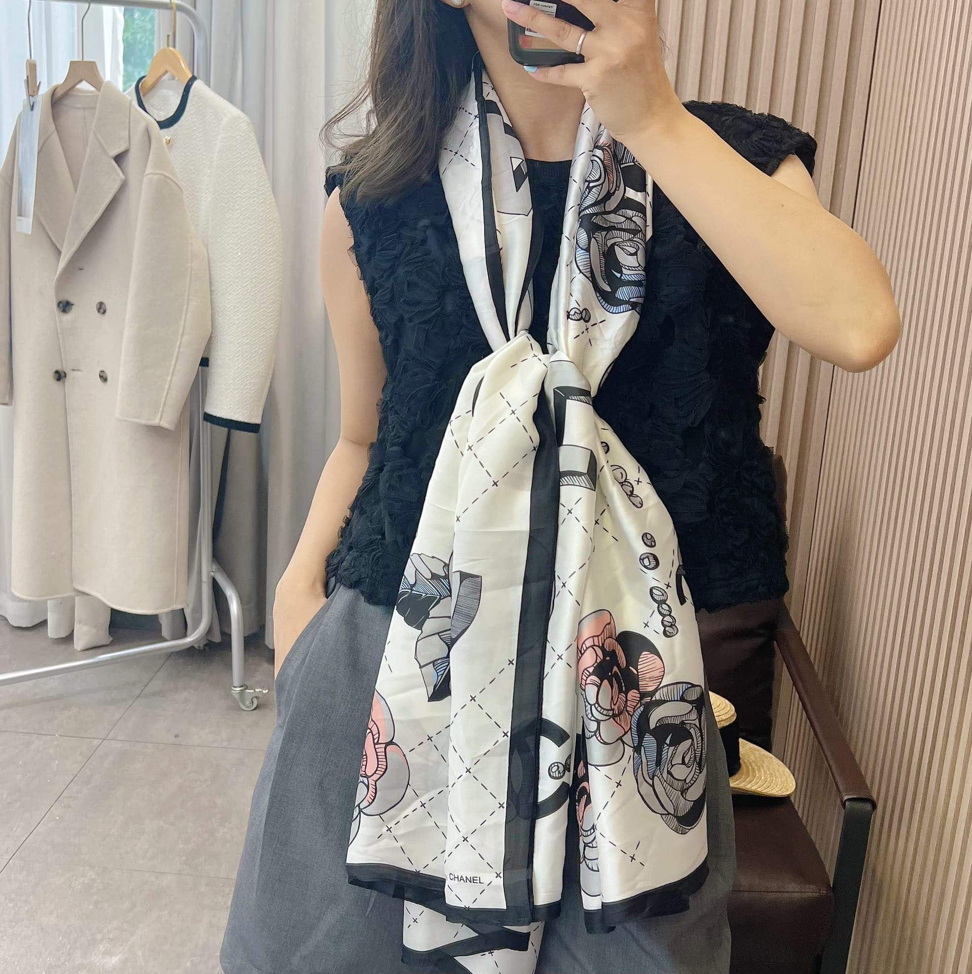Anum Bags CHL CC WITH PINK FLOWER SQUARE SCARF WHITE 90CM