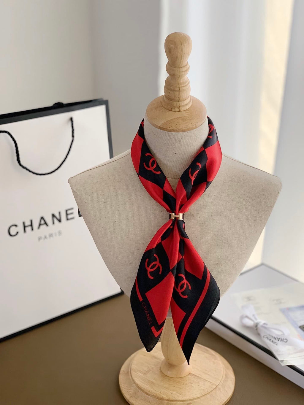 Anum Bags CHL SQUARE MOTIF CC LOGO SILK SCARF RED AND BLACK 70CM