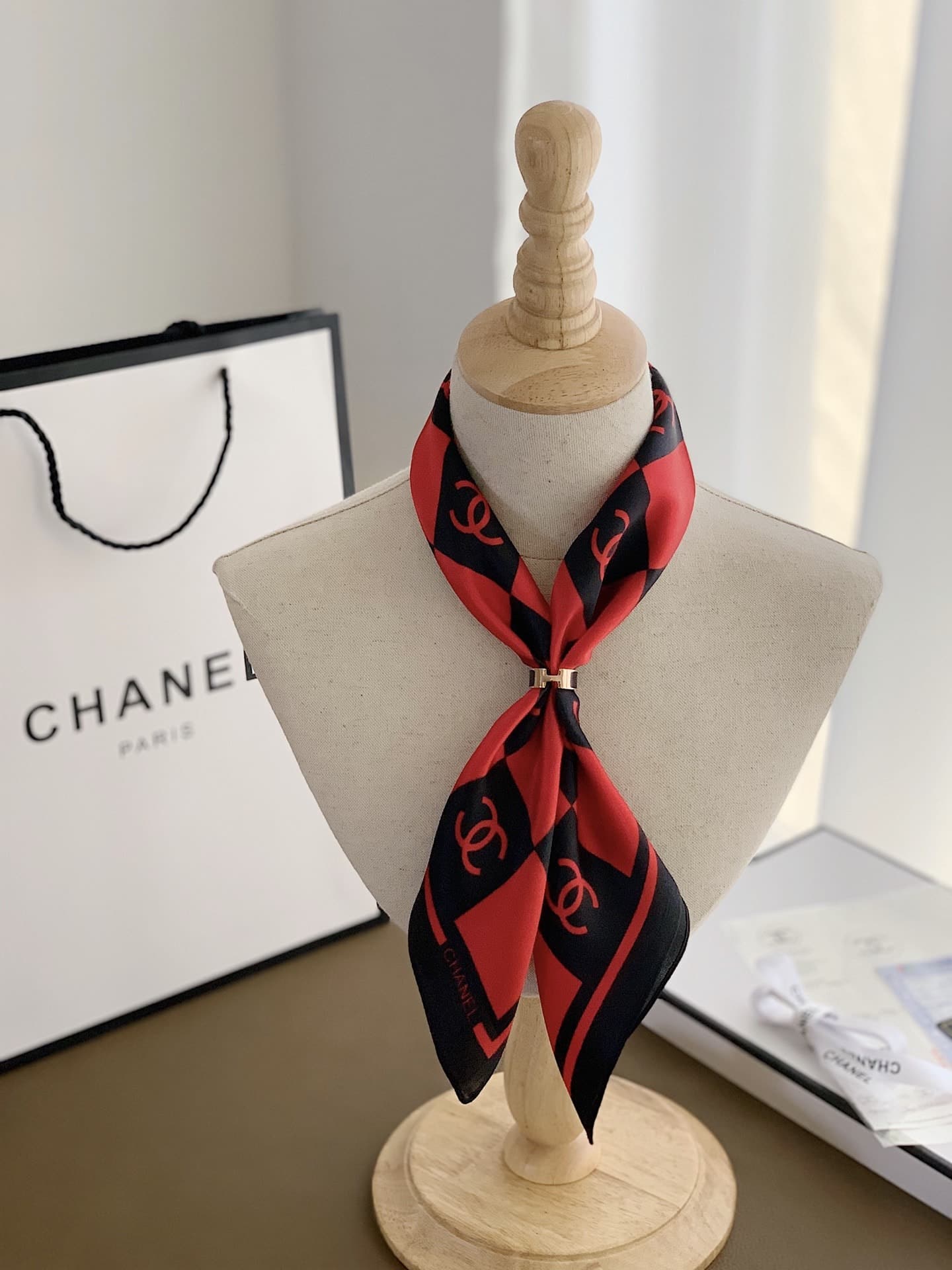 Anum Bags CHL SQUARE MOTIF CC LOGO SILK SCARF RED AND BLACK 70CM