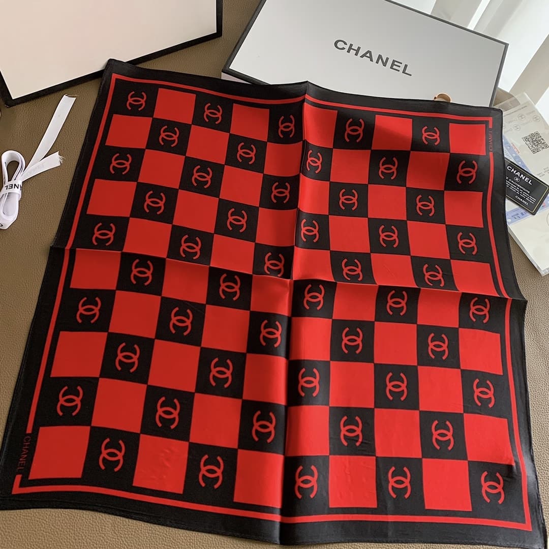 Anum Bags CHL SQUARE MOTIF CC LOGO SILK SCARF RED AND BLACK 70CM