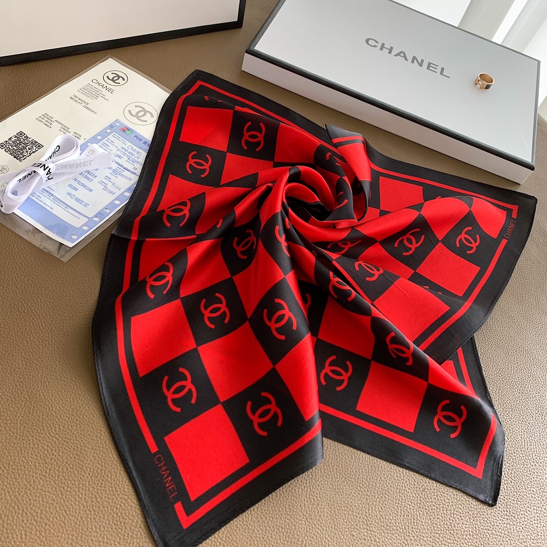Anum Bags CHL SQUARE MOTIF CC LOGO SILK SCARF RED AND BLACK 70CM
