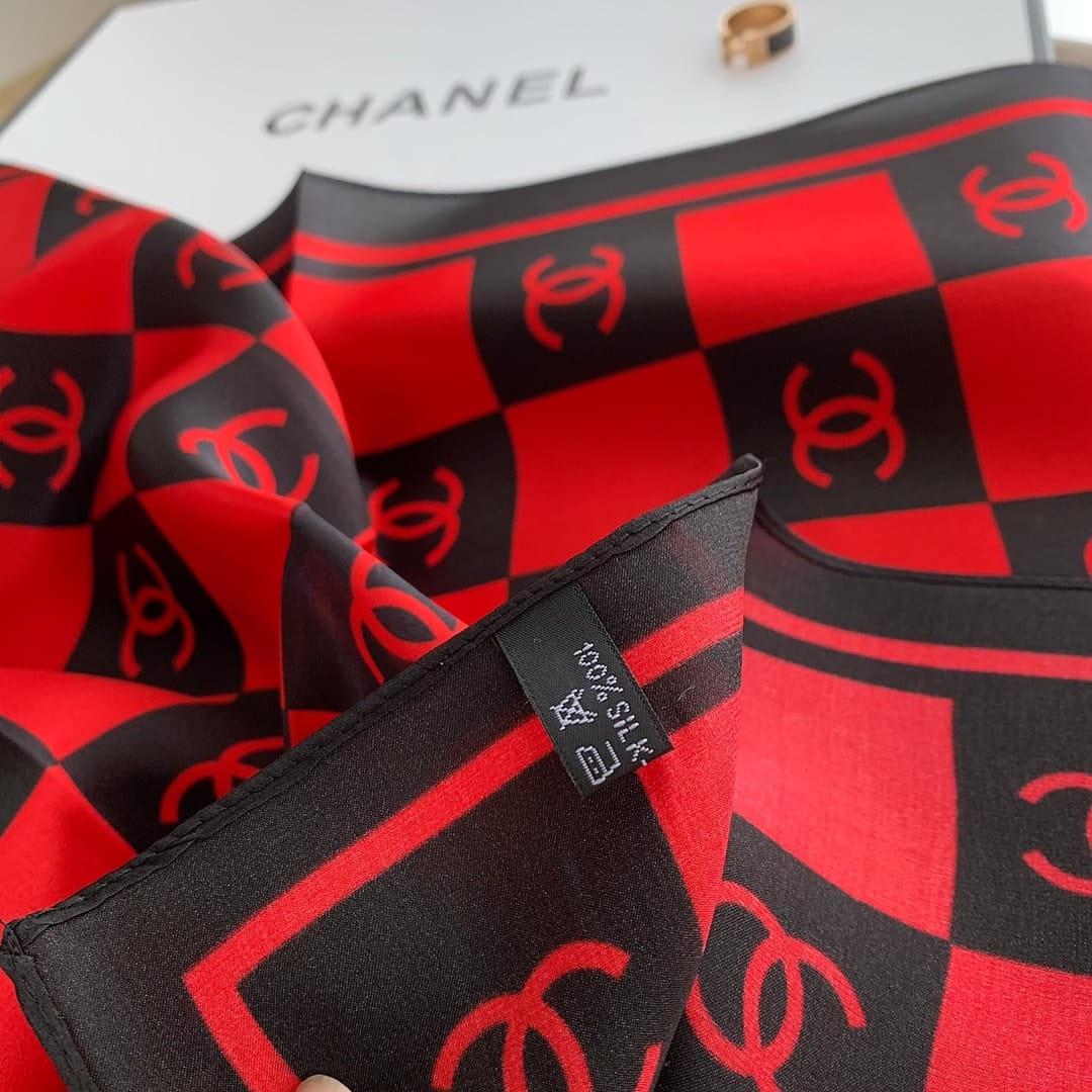 Anum Bags CHL SQUARE MOTIF CC LOGO SILK SCARF RED AND BLACK 70CM
