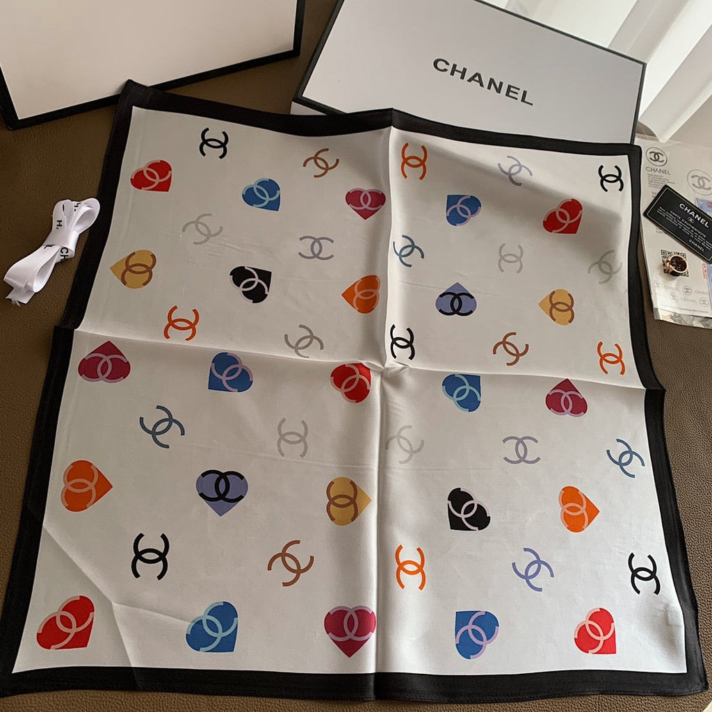 Anum Bags CHL HEART AND CC LOGO SILK SQUARE SCARF WHITE