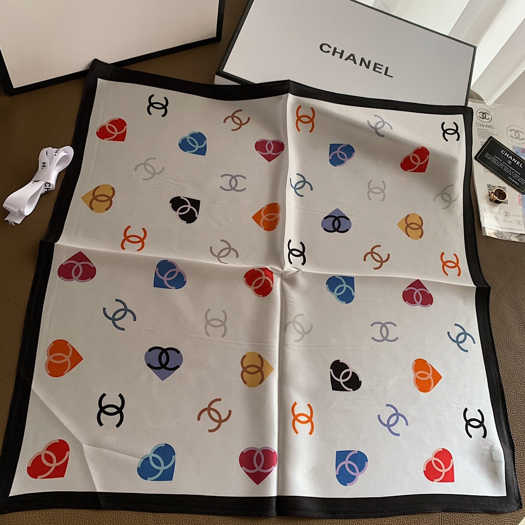 Anum Bags CHL HEART AND CC LOGO SILK SQUARE SCARF WHITE