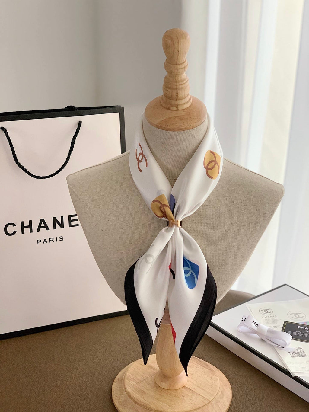 Anum Bags CHL HEART AND CC LOGO SILK SQUARE SCARF WHITE