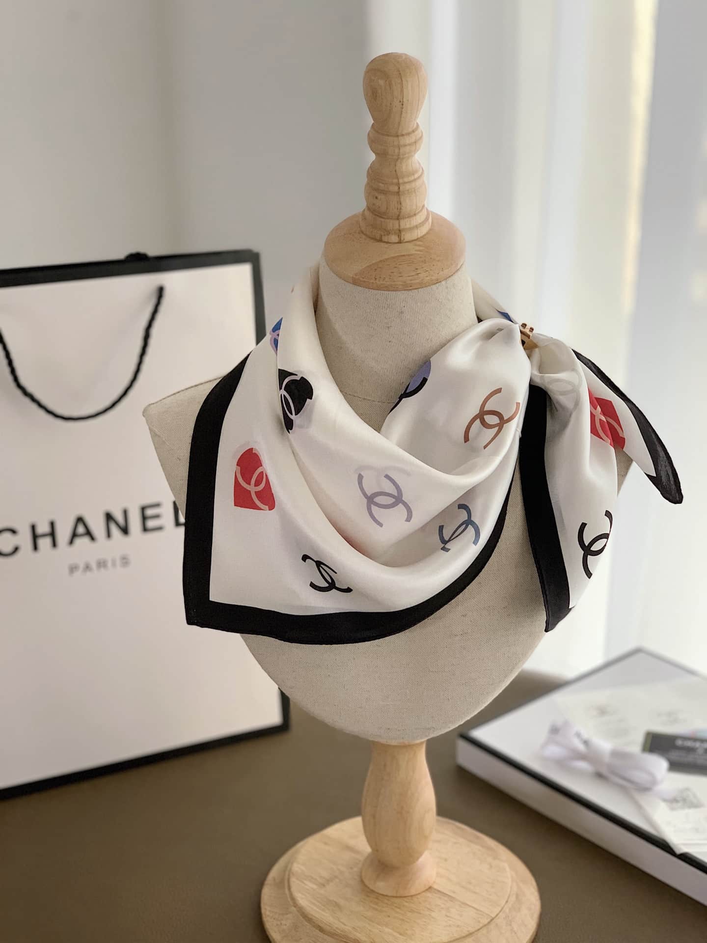 Anum Bags CHL HEART AND CC LOGO SILK SQUARE SCARF WHITE