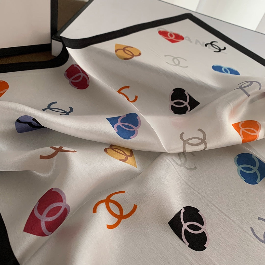 Anum Bags CHL HEART AND CC LOGO SILK SQUARE SCARF WHITE