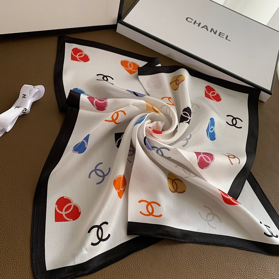 Anum Bags CHL HEART AND CC LOGO SILK SQUARE SCARF WHITE