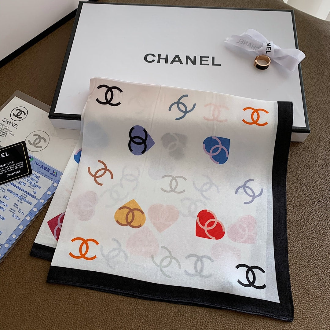 Anum Bags CHL HEART AND CC LOGO SILK SQUARE SCARF WHITE
