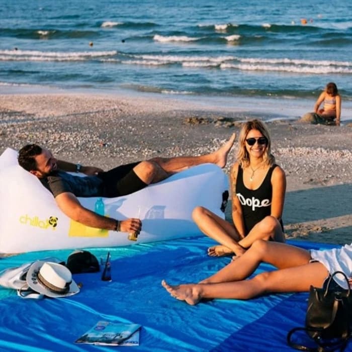 SandBlatt™ Leichte Reisematte – Sandabweisende Stranddecke mit Ankerpfählen
