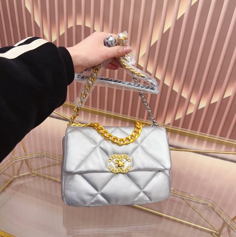 Anum Bags CHL 19 FLAP BAG IN SILVER LAMBSKIN 25CM
