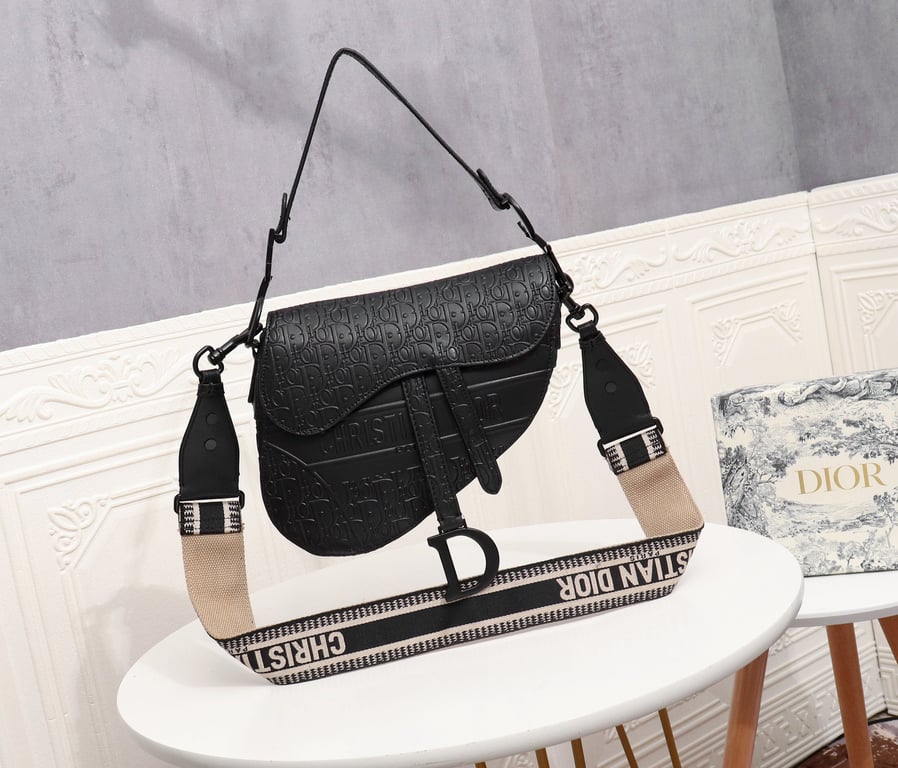 Anum Bags DIR SADDLE BLACK OBLIQUE EMBOSSED 25CM
