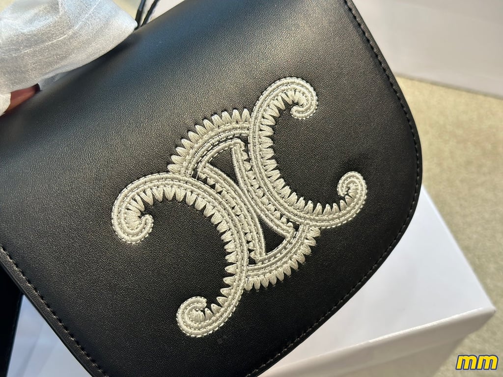 Ezyycart Bags CE FOLCO CUIR TRIOMPHE IN SMOOTH CALFSKIN WITH TRIOMPHE EMBROIDERY BLACK 19CM