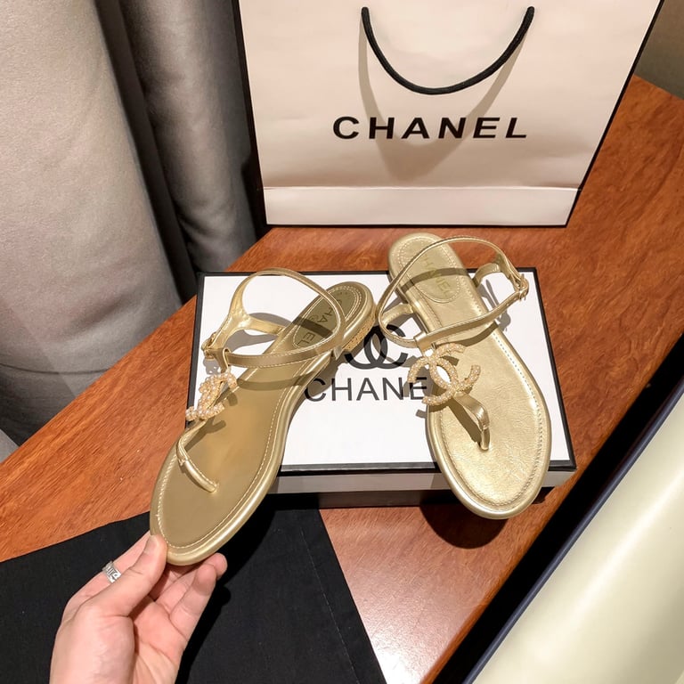 Anum Bags CHL GOLD PEARL CC LOGO GOLDEN THONG SANDALS