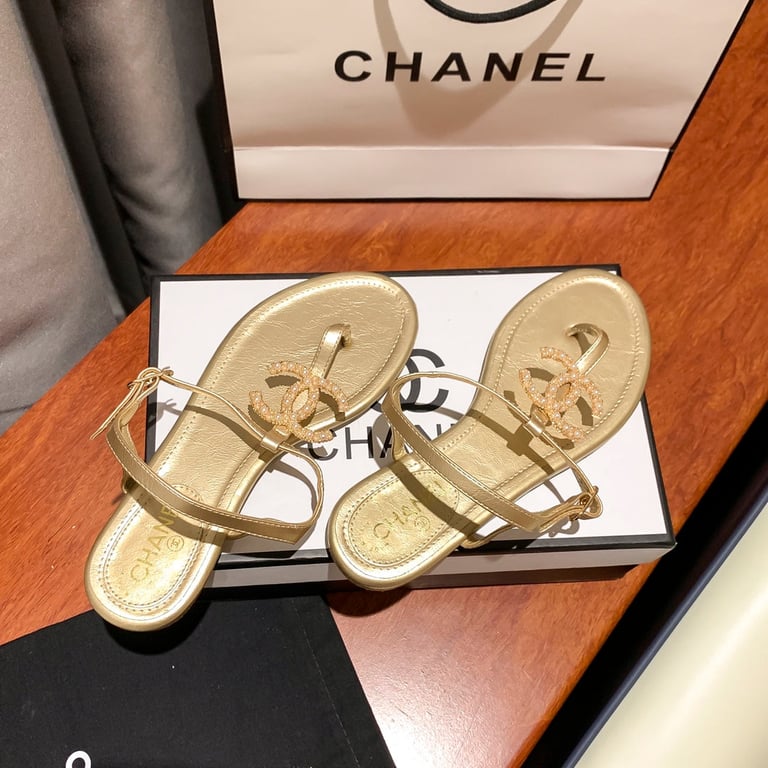 Anum Bags CHL GOLD PEARL CC LOGO GOLDEN THONG SANDALS