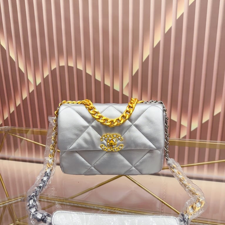 Anum Bags CHL 19 FLAP BAG IN SILVER LAMBSKIN 25CM