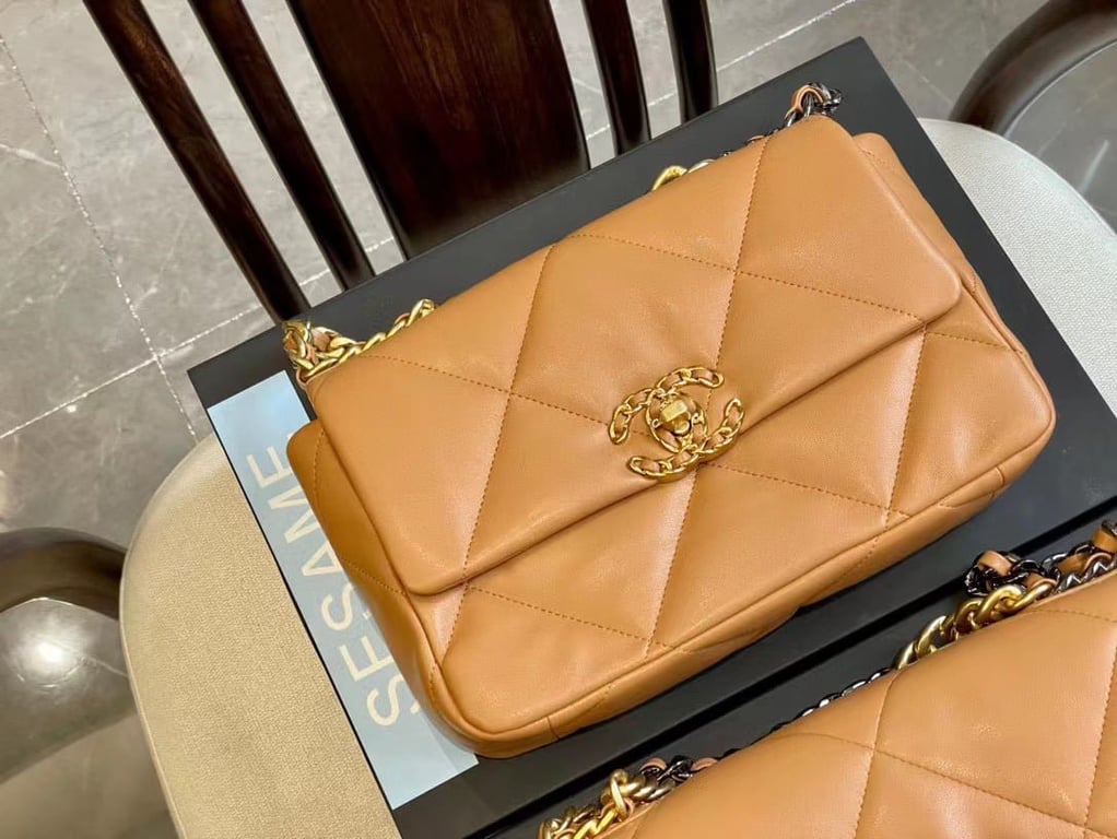 Anum Bags CHL LAMBSKIN QUILTED MEDIUM 19 FLAP CARAMEL 25CM
