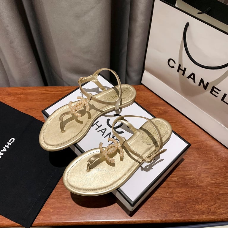 Anum Bags CHL GOLD PEARL CC LOGO GOLDEN THONG SANDALS
