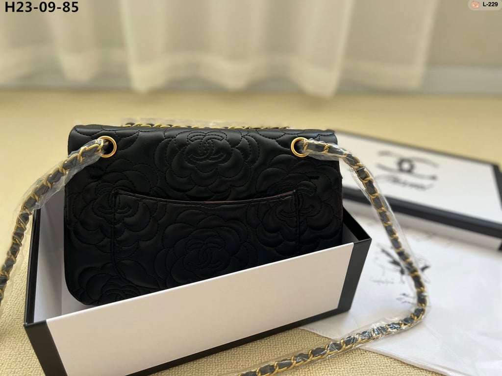 Anum Bags CHL FLAP BAG WITH CAMELLIA FLOWER CHAIN BLACK 26CM