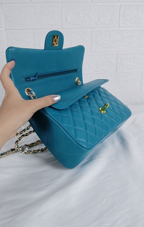 Anum Bags CHL CLASSIC MEDIUM LAMBSKIN FLAP DARK TURQUOISE CAVIAR AND GOLD 25CM