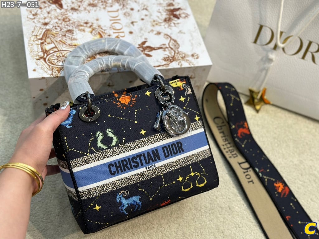Anum Bags DIR MEDIUM LADY D-LITE BAG BLACK MULTICOLOR DIR PIXEL ZODIAC EMBROIDERY 24CM
