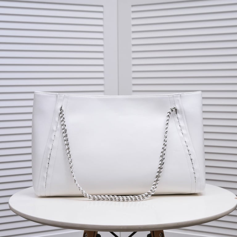 Anum Bags CHL EAST WEST LARGE MODERN CHAIN WHITE TOTE BAG