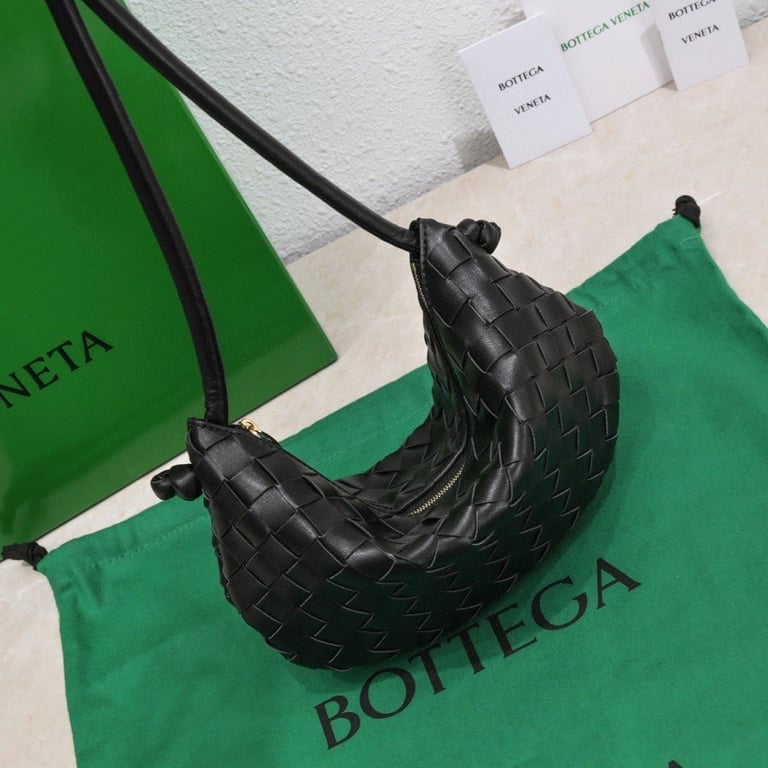 Ezyycart Bags BOTTEGA VENETA MEDIUM TURN POUCH IN INTRECCIATO BLACK LEATHER