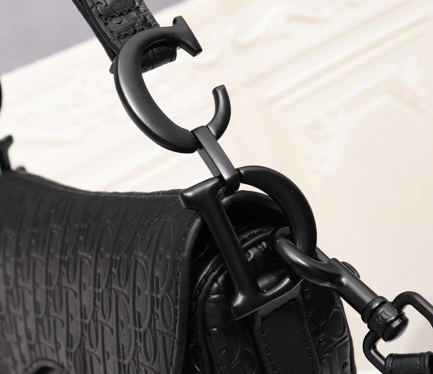 Anum Bags DIR SADDLE BLACK OBLIQUE EMBOSSED 25CM