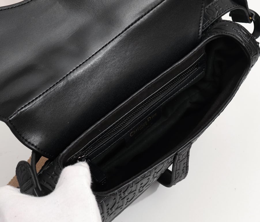 Anum Bags DIR SADDLE BLACK OBLIQUE EMBOSSED 25CM