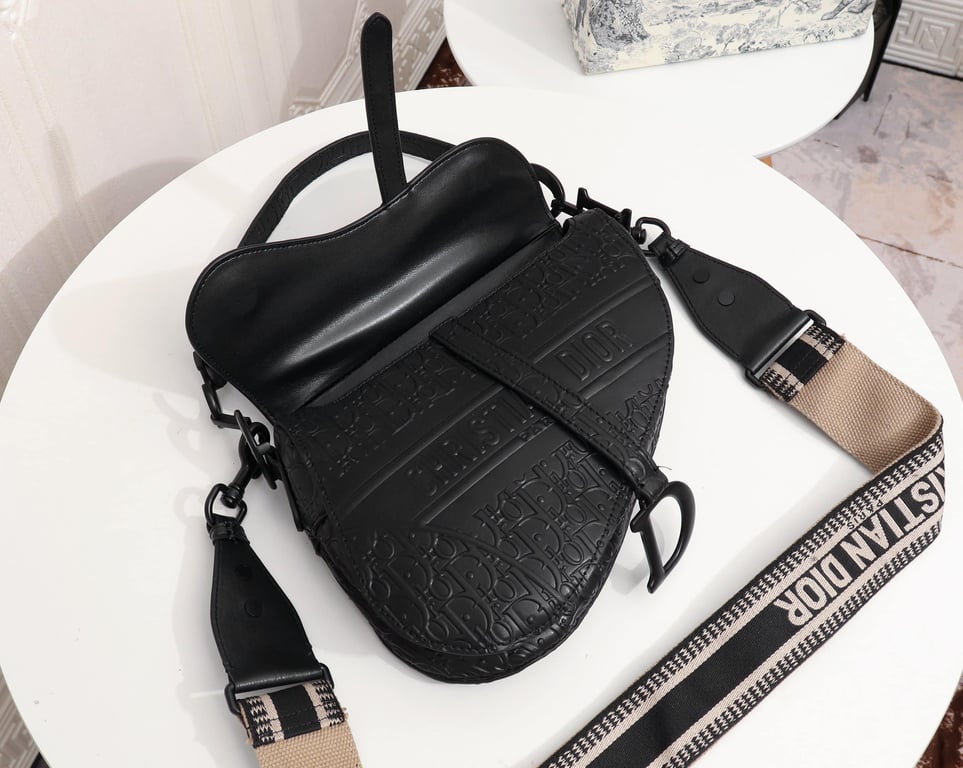 Anum Bags DIR SADDLE BLACK OBLIQUE EMBOSSED 25CM