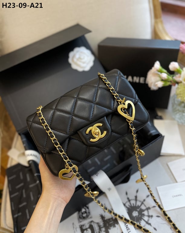 Anum Bags CHL FLAP BAG WITH HEART CC CHARM BLACK 20CM