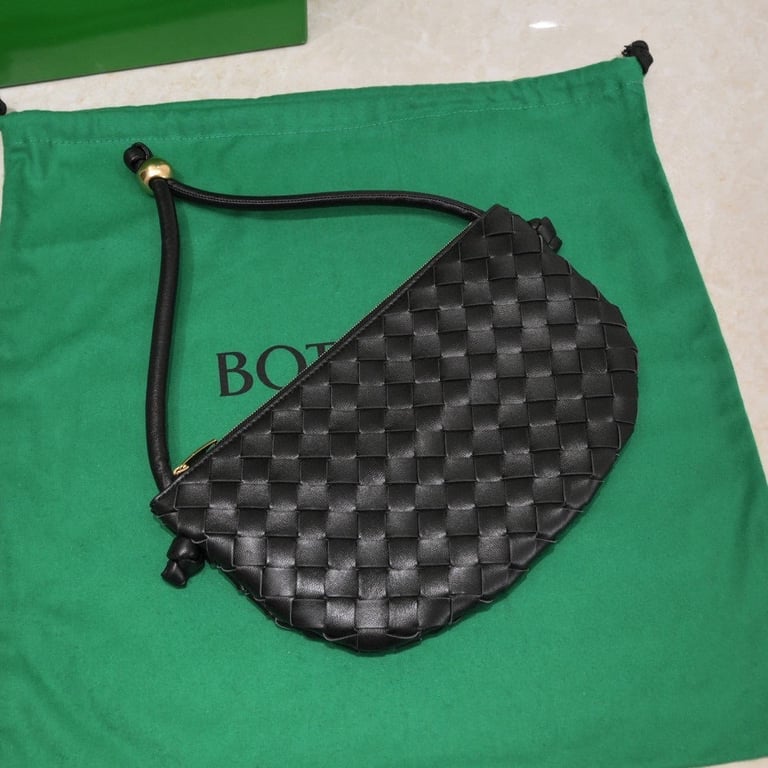 Ezyycart Bags BOTTEGA VENETA MEDIUM TURN POUCH IN INTRECCIATO BLACK LEATHER