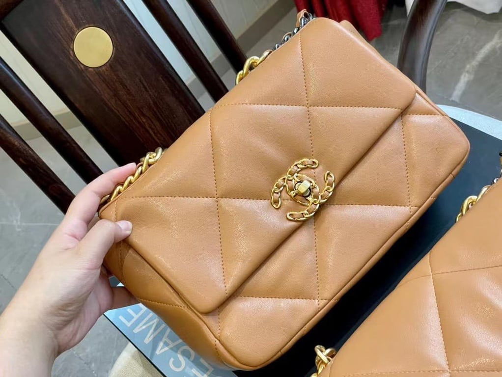Anum Bags CHL LAMBSKIN QUILTED MEDIUM 19 FLAP CARAMEL 25CM