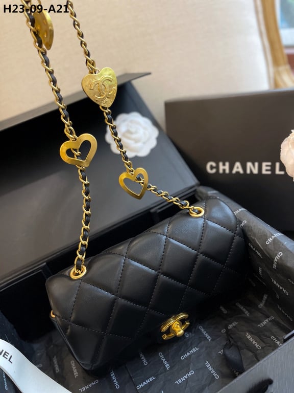 Anum Bags CHL FLAP BAG WITH HEART CC CHARM BLACK 20CM