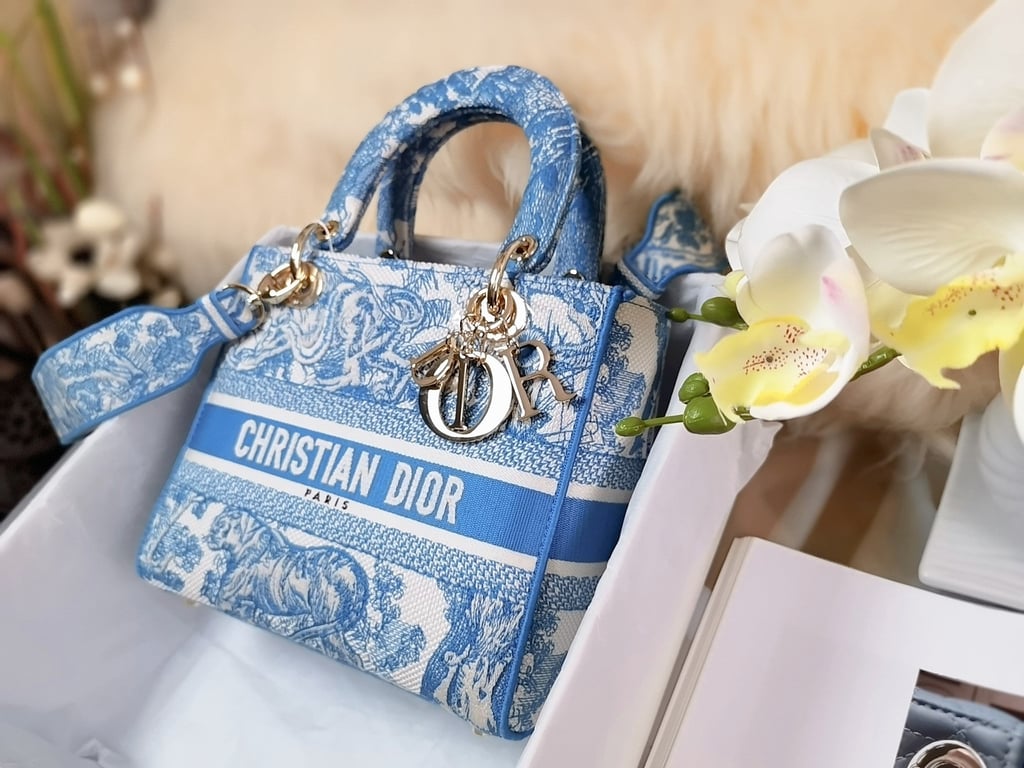 Anum Bags DIR MEDIUM LADY D-LITE CORNFLOWER BLUE TOILE EMBROIDERY 24CM