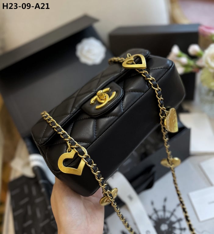 Anum Bags CHL FLAP BAG WITH HEART CC CHARM BLACK 20CM