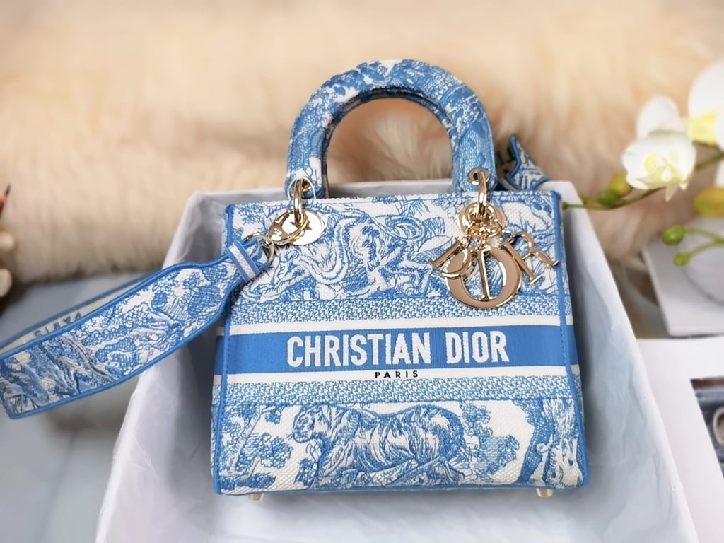 Anum Bags DIR MEDIUM LADY D-LITE CORNFLOWER BLUE TOILE EMBROIDERY 24CM