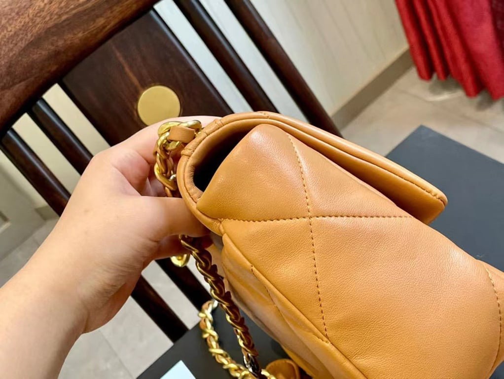 Anum Bags CHL LAMBSKIN QUILTED MEDIUM 19 FLAP CARAMEL 25CM