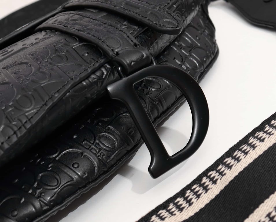 Anum Bags DIR SADDLE BLACK OBLIQUE EMBOSSED 25CM