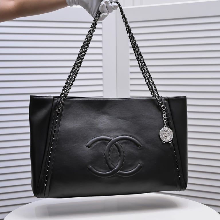 Anum Bags CHL EAST WEST LARGE MODERN CHAIN BLACK TOTE BAG