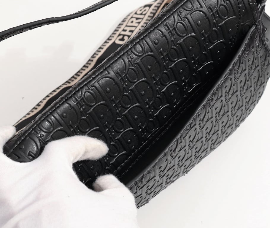 Anum Bags DIR SADDLE BLACK OBLIQUE EMBOSSED 25CM