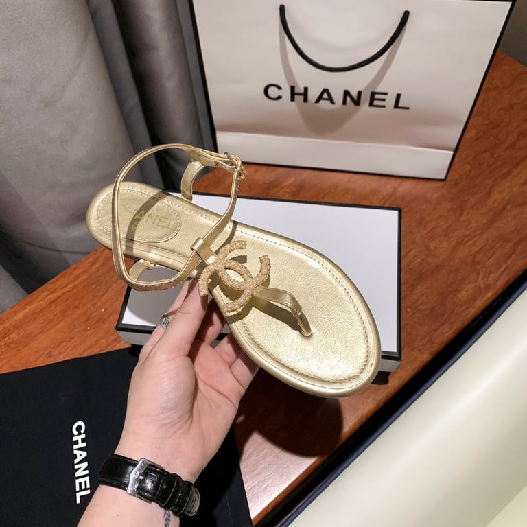 Anum Bags CHL GOLD PEARL CC LOGO GOLDEN THONG SANDALS