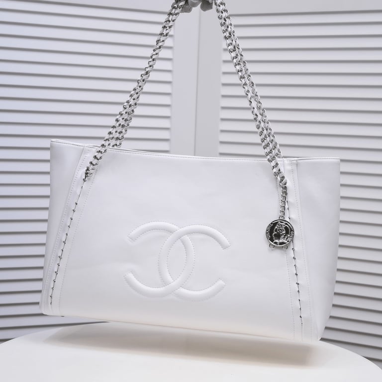 Anum Bags CHL EAST WEST LARGE MODERN CHAIN WHITE TOTE BAG